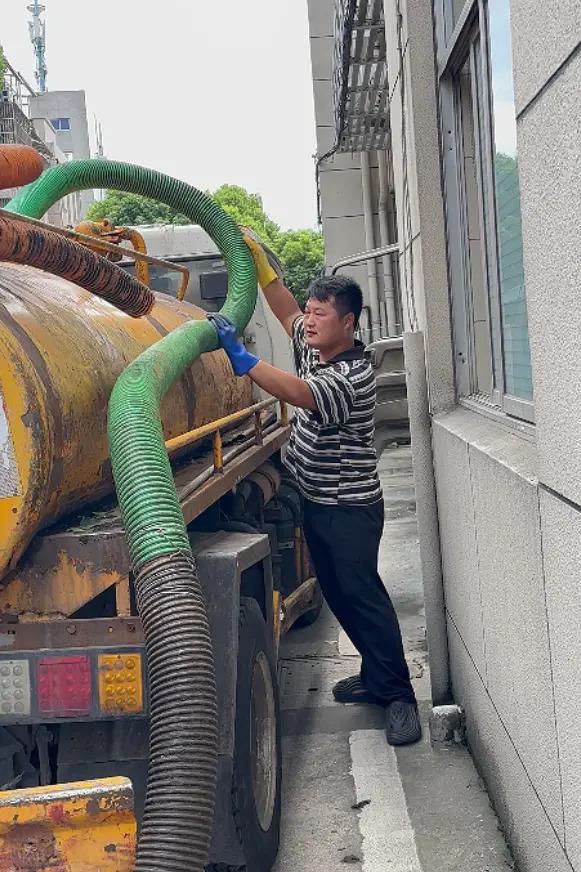配资公司排名前十 95后继承家业做掏粪工年入40万，宁波有两套房、开奔驰E300
