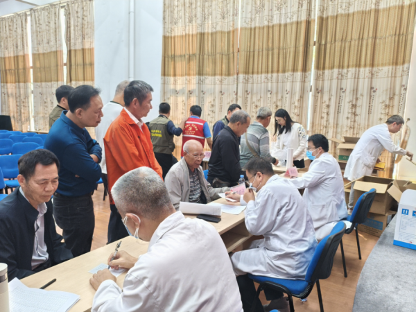 网上股票配资开户 送医送药下基层，真情服务暖兵心