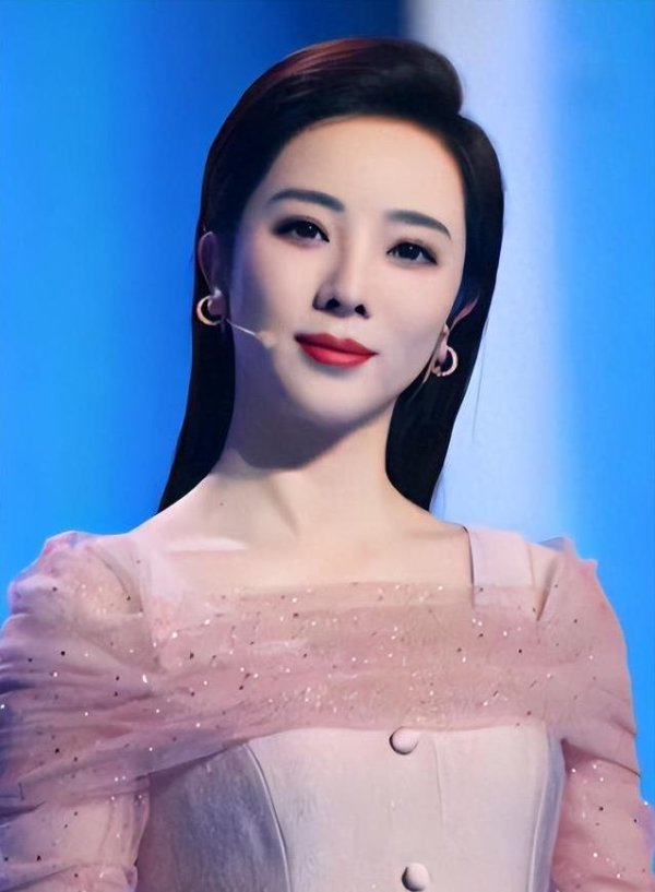 中国股票配资公司排名 从春晚九年女神到直播间带货，她用两年证明了什么